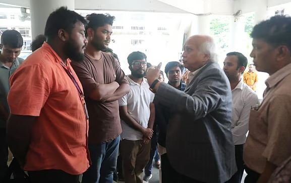 নাম নয়, পরিচয়ের লড়াই ইউজিসির সামনে গাজীপুর ডিজিটাল ইউনিভার্সিটির শিক্ষার্থীদের অবস্থান
