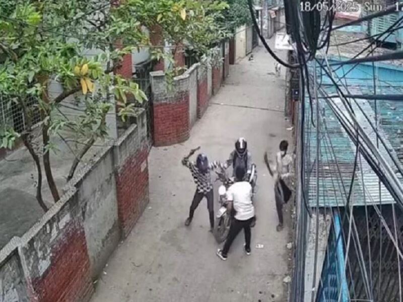 মগবাজারে প্রকাশ্যে চাপাতি নিয়ে ছিনতাই সিসি ফুটেজ স্ক্রিনশট