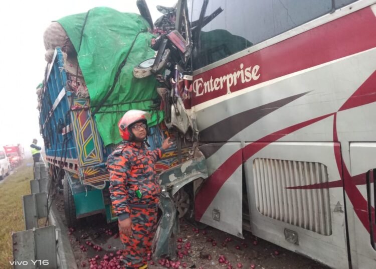 ঢাকা-মাওয়া এক্সপ্রেসওয়েতে ট্রাকের পেছনে যাত্রীবাহী বাসের ধাক্কায় দুর্ঘটনা