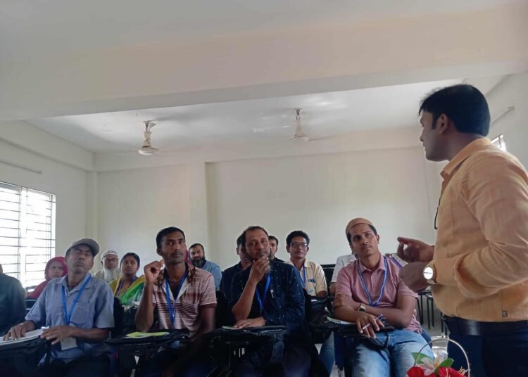 শ্যামনগরে উন্নত জাতের ঘাস চাষ বিষয়ে খামারীদের প্রশিক্ষণ প্রদান করছেন উপজেলা ভেটেনারী সার্জন ডাঃ সুব্রত কুমার বিশ্বাস।