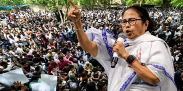 ‘ককরোচ জনতা পার্টির’ আন্দোলনে যোগ দেয়ার ঘোষণা তৃণমূল নেত্রী মমতার