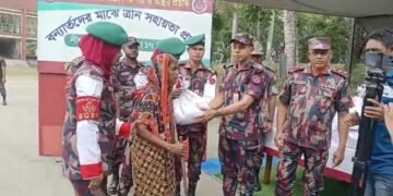 সাতক্ষীরায় বিজিবির উদ্যোগে ত্রাণ সামগ্রী বিতরণ