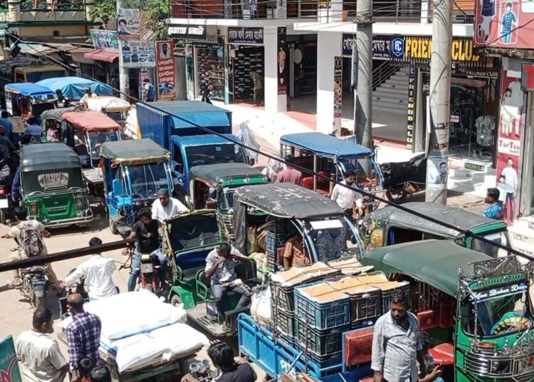 ব্রাহ্মণপাড়ায় তীব্র যানজটে দুর্ভোগ সাধারণ মানুষ 