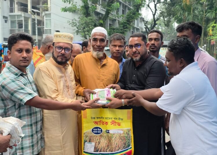 শ্রীপুরে ১২০০ কৃষকের মাঝে বিনামূল্যে বীজ ও সার বিতরণ