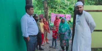কাপাসিয়ায় বৃষ্টিতে ধসে পড়ল রিকশাচালকের মাটির ঘর, পাশে দাঁড়ালেন ইউএনও