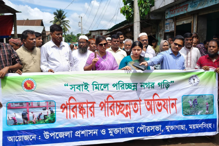 মুক্তাগাছায় পরিচ্ছন্নতা অভিযান ব্যবসায়ীদের মধ্যে গ্লাভস ও ডাস্টবিন বিতরণ