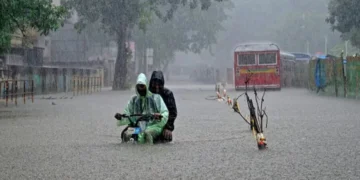 টানা ভারী বৃষ্টিতে প্লাবিত মুম্বাইয়ের রাস্তা। ছবি: বিবিসি