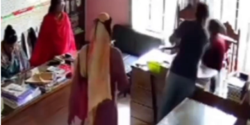চুয়াডাঙ্গায় বিদ্যালয়ে ঢুকে প্রধান শিক্ষককে পেটালেন এক অভিভাবক