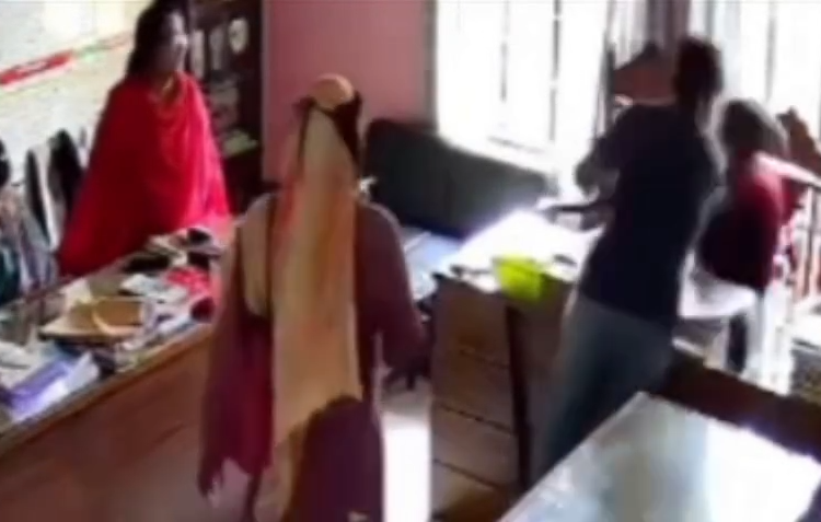 চুয়াডাঙ্গায় বিদ্যালয়ে ঢুকে প্রধান শিক্ষককে পেটালেন এক অভিভাবক