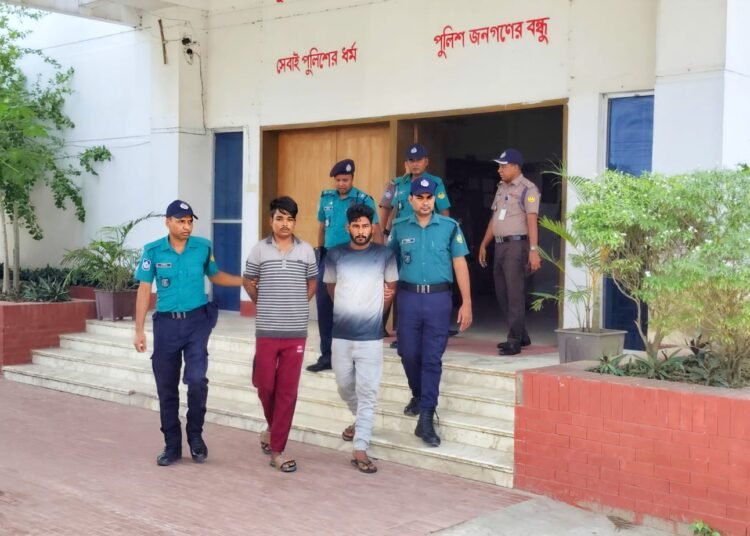 রাজশাহীতে যাত্রীবেশে ছিনতাই, মূল হোতাসহ দুইজন গ্রেপ্তার
