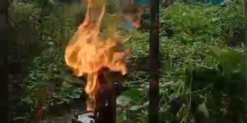 ‎ছবি: কচুয়ায় নব-স্থাপনকৃত টিউবওয়েলে আগুন বের হচ্ছে