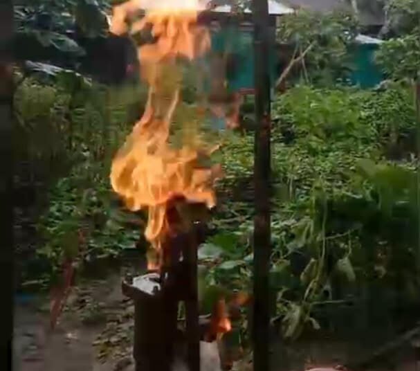 ‎ছবি: কচুয়ায় নব-স্থাপনকৃত টিউবওয়েলে আগুন বের হচ্ছে