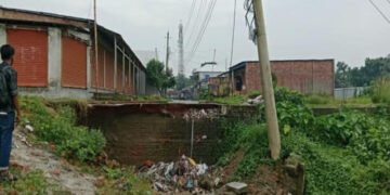 সদরপুরে সড়ক ভাঙনে বিপর্যস্ত জনজীবন