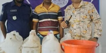 নওগাঁয় অভিযানে চোলাই মদ এবং উপকরণাদী উদ্ধার, আটক  ১