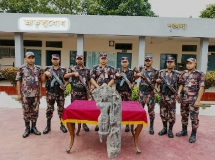নওগাঁ সীমান্ত থেকে দুষ্প্রাপ্য কষ্টি পাথরের বিষ্ণু মূর্তি জব্দ