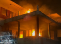 ৫ আগস্ট ২০২৪ ধানমন্ডি ৩২ নম্বর বাড়িতে ভাঙচুরের পর আগুন দেয় বিক্ষুব্ধ জনতা