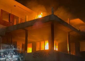 ৫ আগস্ট ২০২৪ ধানমন্ডি ৩২ নম্বর বাড়িতে ভাঙচুরের পর আগুন দেয় বিক্ষুব্ধ জনতা